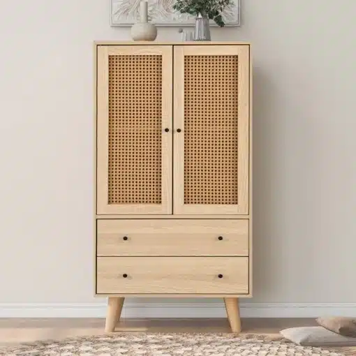 Kummut rotangiga, 2 ust ja 2 sahtlit, 60 cm lai, naturaalse puiduvärvi viimistlusega ning elegantse rotangist uste detailiga heleda seinataustaga ruumis.