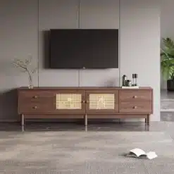 TV-alus tume puit rattanustega, 180 cm lai, 4 sahtlit, kaasaegne elutoamööbel halli seina ja vaiba taustal, minimalistlik stiil.