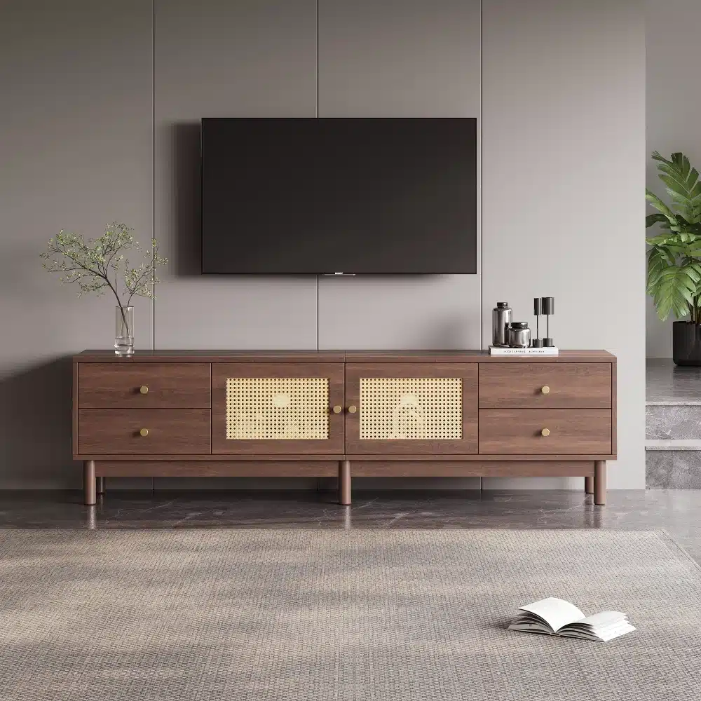 Elegantne TV-alus tume puit rattanustega, 180 cm, 4 sahtlit, seisab elutoas, neutraalses hallis keskkonnas. TV-aluse peal on dekoratiivsed esemed ning mõlemal pool on õrnad taimed, mis lisavad ruumile hubasust ja stiili.