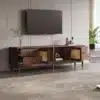TV-alus tume puit rattanustega, 180 cm, 4 sahtlit | E-pood Tootemaailm Tume puit TV-alus rattanustega, millel on neli sahtlit, asub kaasaegses elutoas vaipkattega põrandal. Alusel on avatud sahtlid ja uksed, paljastades sisemuse. Lisas dekoratsioonidena on aluse peal taim vaasis ja stiliseeritud esemed.