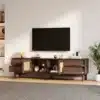 TV-alus tume puit rattanustega, 180 cm, 4 sahtlit | E-pood Tootemaailm TV-alus tume puit rattanustega, 180 cm pikk, nelja sahtliga. See elutoa mööbliese on elegantses ja kaasaegses stiilis, sobides hästi minimalistlikku ruumi. TV-alus asub helel taustal, esiplaanil on toataim ja mõned dekoratiivelemendid.