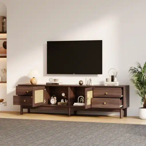 TV-alus tume puit rattanustega, 180 cm, 4 sahtlit | E-pood Tootemaailm TV-alus tume puit rattanustega, 180 cm pikk, nelja sahtliga. See elutoa mööbliese on elegantses ja kaasaegses stiilis, sobides hästi minimalistlikku ruumi. TV-alus asub helel taustal, esiplaanil on toataim ja mõned dekoratiivelemendid.