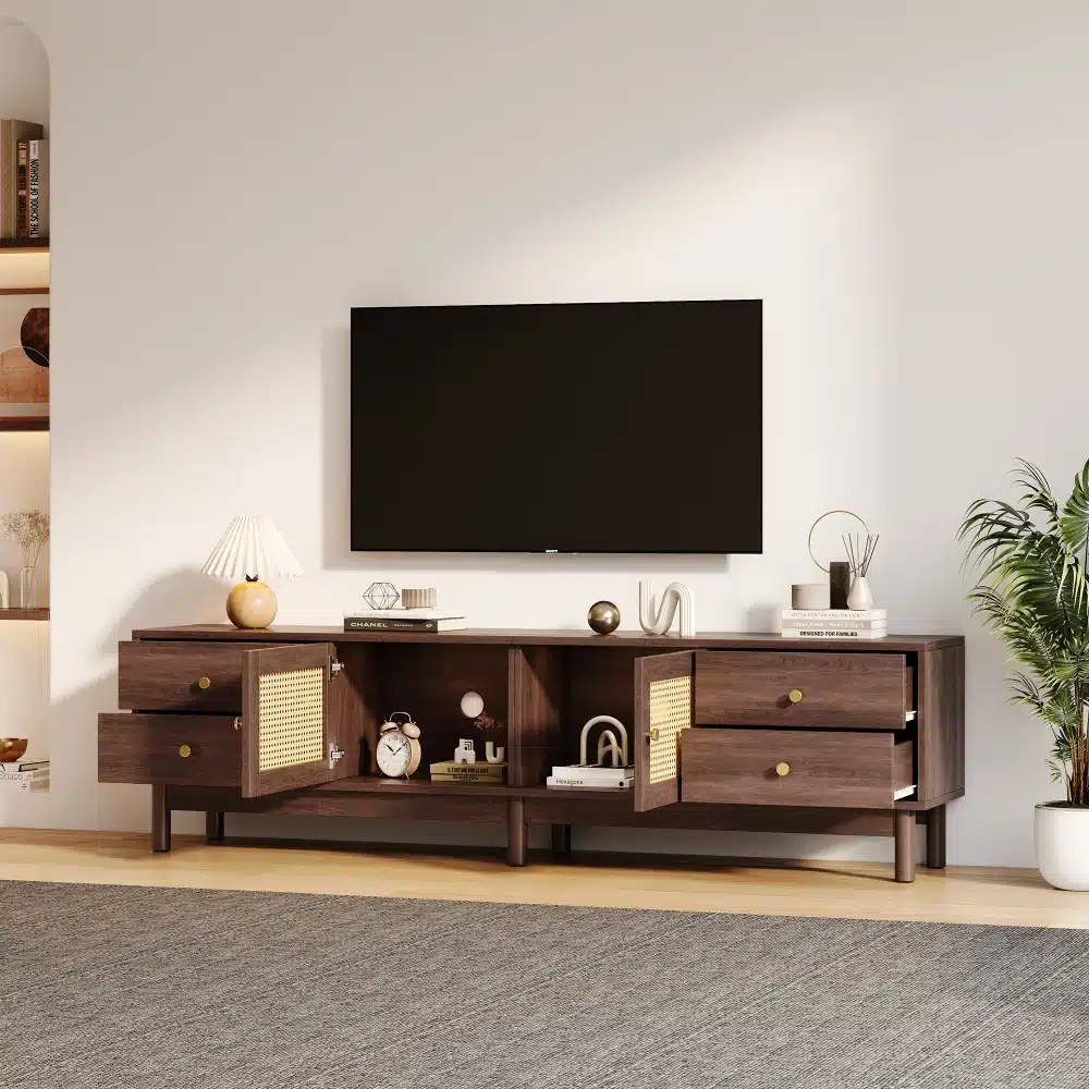 Tume puidust TV-alus rattanuste ja nelja sahtliga, mõõtmetega 180 cm, elegantse elutoa sisustuselemendina. Sellel on minimalistlik disain, kombineerides loodusliku materjali ja modernse funktsionaalsuse, pakkudes rohkelt hoiuruumi helisüsteemi ja muude seadmete tarbeks.