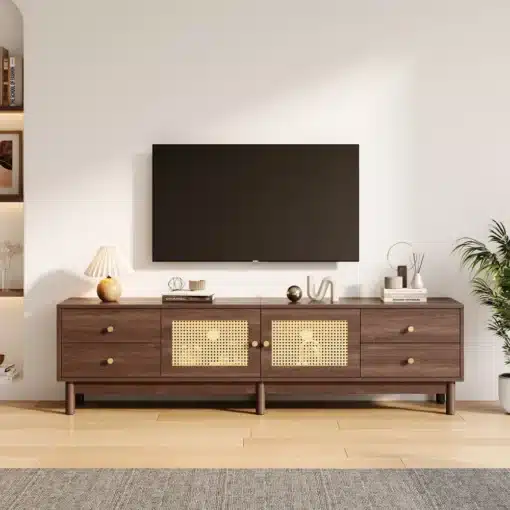 TV-alus tume puit rattanustega, 180 cm, 4 sahtlit | E-pood Tootemaailm Elutoas asuv TV-alus tume puit rattanustega, 180 cm lai ja nelja sahtliga, asetatud heledale puidust põrandale valgusküllasel taustal, kus paremal on näha roheline taim.