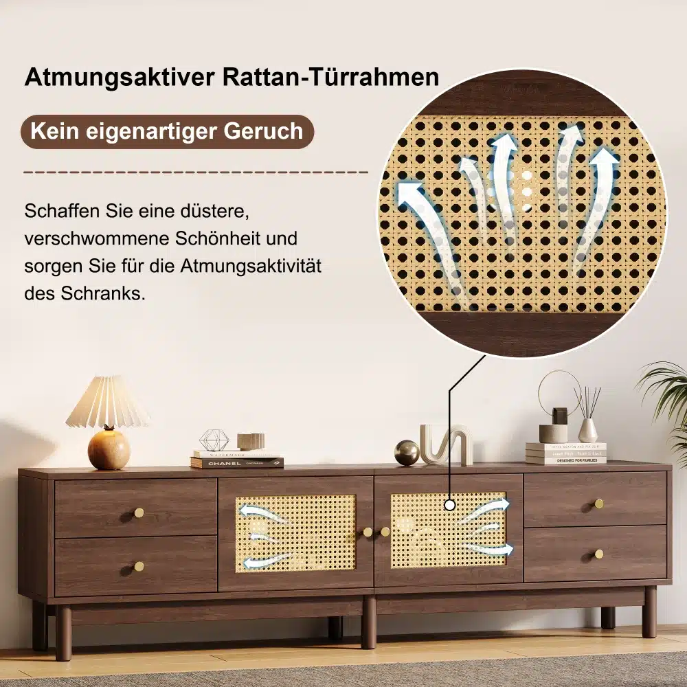 Elutoas tume puidust TV-alus koos rattanustega, 180 cm pikk, 4 sahtliga. TV-alus paikneb neutraalsel taustal, viimistletud minimalistlike detailidega.