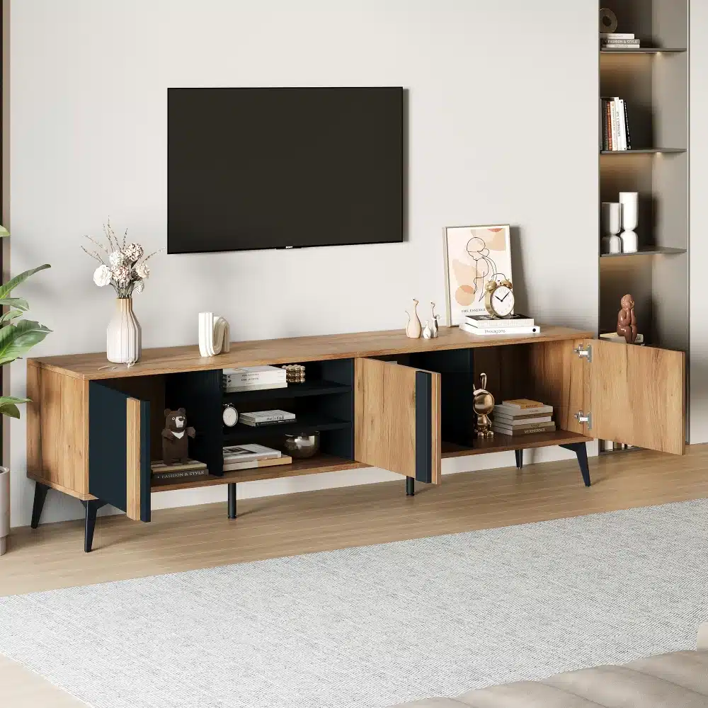 TV-alus tume puit rattanustega, 180 cm, 4 sahtlit elutoas, mis on kaunistatud dekoratiivesemete ja avatud riiulitega. Valgusküllases taustas peegeldub elegantse mööbli vastupidavus ja stiilne disain.