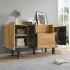 TV-alus puidust jalgadega, mahukas panipaik, 60-tollile | E-pood Tootemaailm TV-alus puidust jalgadega, elegantse puitviimistlusega ning mahukas panipaik avatud ustega, sobib 60-tollisele televiisorile, elutoa halli vaiba ja helehalli seina taustal.