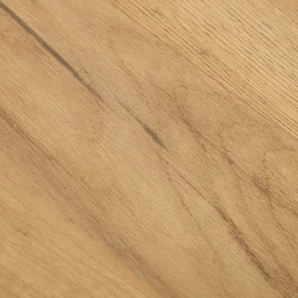 Lähivõte kvaliteetsest puidust materjalist, mis on kasutatud TV-aluse valmistamisel, esitledes selle naturaalset tekstuuri ja vastupidavust.