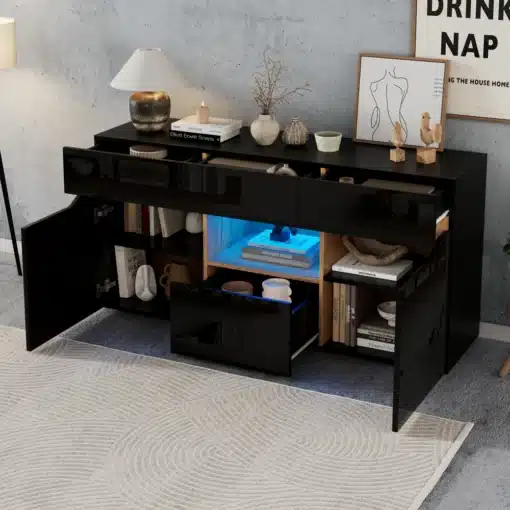 Kummut LED valgustusega, kõrgläikega ja 4 uksega 140x40x70 | E-pood Tootemaailm Elegantselt sisustatud elutoa seina ääres paistab kõrgläikega must kummut, mille ukse taga helendab sinine LED valgus. Kummutil on neli ust ja seda ümbritseb stiilne sisustus dekoratiivsete esemete ja raamatutega, olles paigutatud heleda vaibaga põrandale ning viimistletud moodsa seinakunstiga taustal.