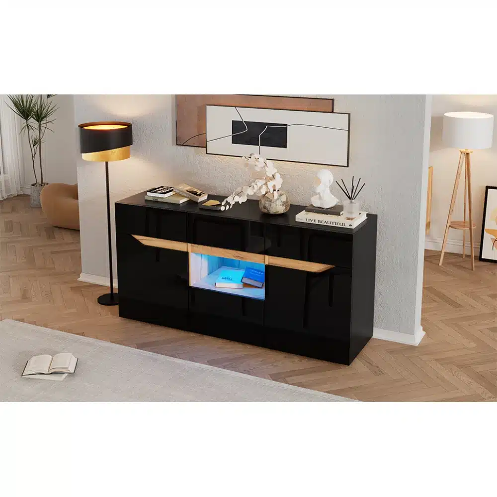 Stiilne Kummut LED valgustusega, kõrgläikega ja 4 uksega, mõõtmetega 140x40x70, musta värvi viimistlusega elutoas, elegantse taustaga ja sisekujundust täiendava disainiga.