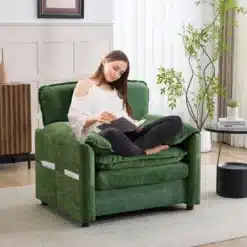 Roheline tugitool küljetaskutega väikesesse elutuppa, millel istub naine ja loeb raamatut. Tugitool asub valges siseruumis, ümbritsetud minimalistliku mööbli ja dekoratsioonidega.