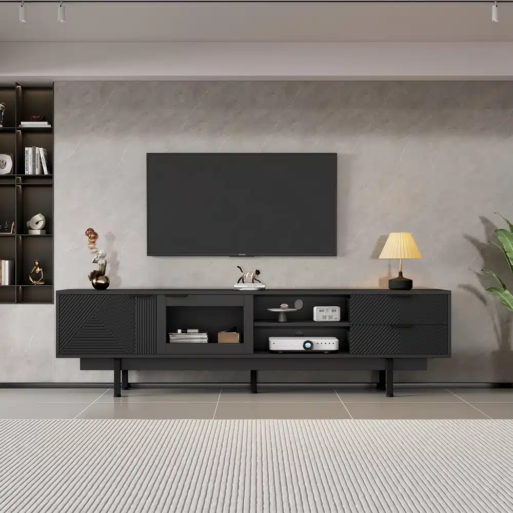 Stiilne must minimalistlik TV-alus mõõtmetega 200x40x50,5 cm, paigutatud kaasaegsesse elutuppa. Alusel on kaks ruumikat sahtlit ja avarad riiulid, ideaalne multimeedia tarvikute hoidmiseks. Taustal näha hall sein ja dekoratiivsed elemendid, mis täiendavad mööbli kaasaegset disaini.