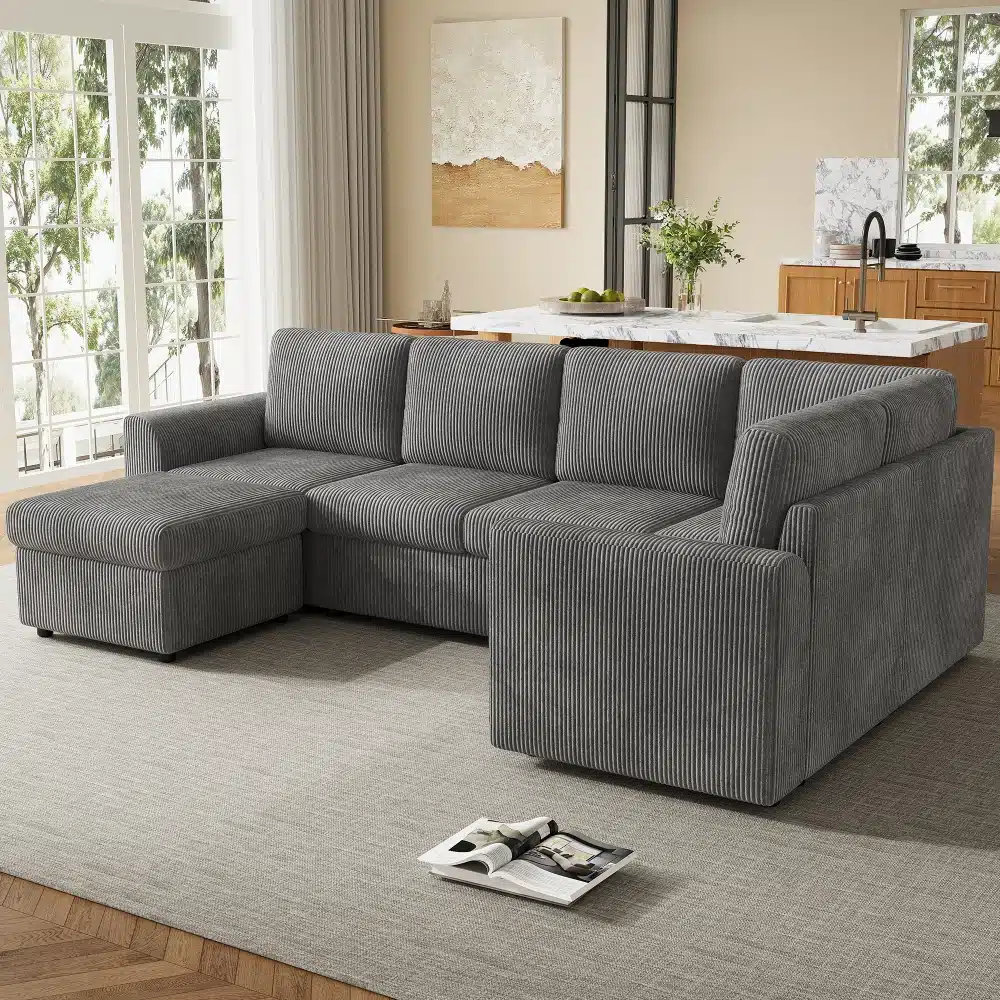 Elegantses elutoas seisab hall Nurgadiivan sametist käetugedega ja tumba. Diivan on valmistatud pehmest sametist, pakkudes ülimat mugavust ja stiili. Taustal on avarad aknad ja köögi interjöör, mis lisavad ruumile avarust ja valgusküllasust.