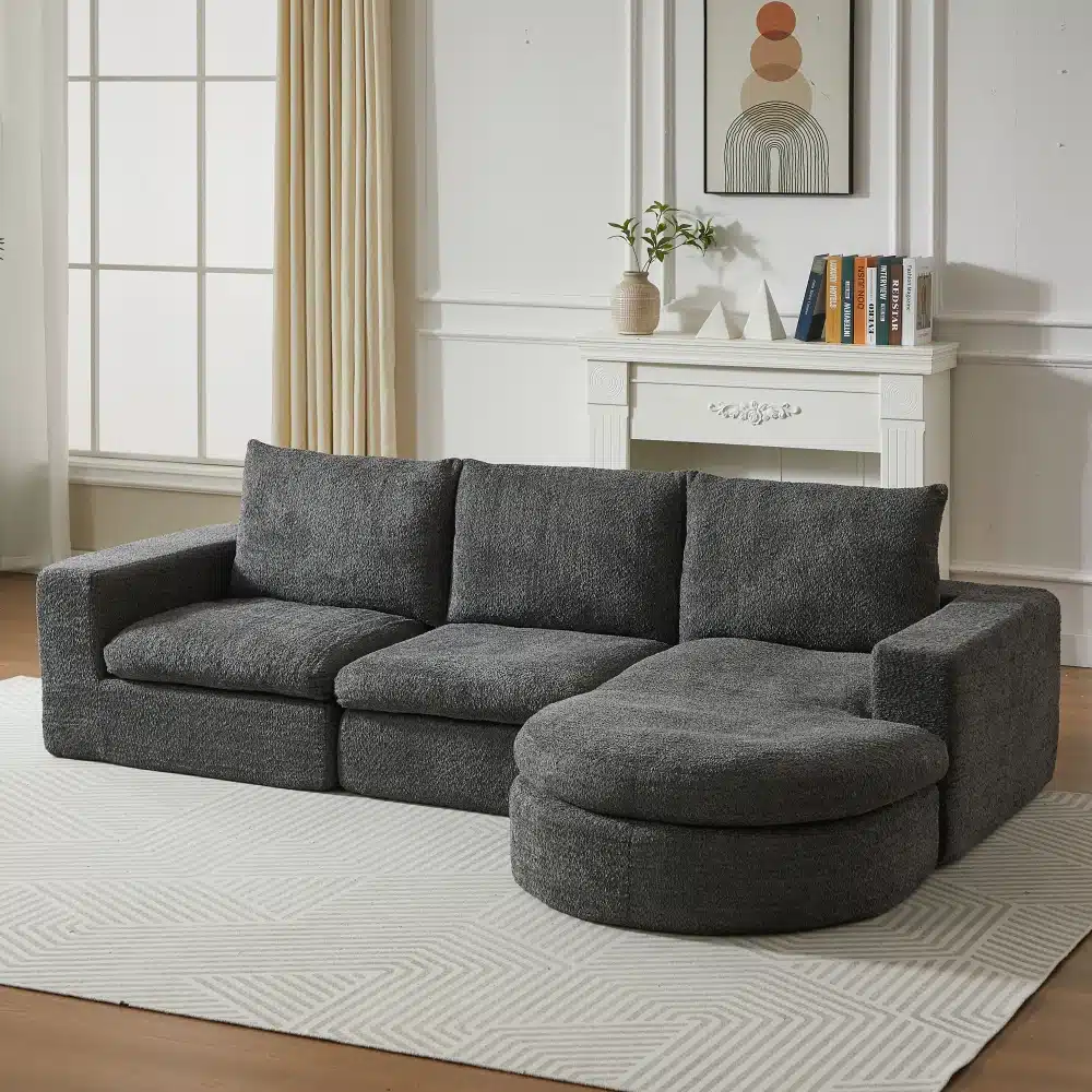Hall chenille kangast nurgadiivan elutoas, paigutatud valgele vaibale ja heledate kardinate taustale. Diivan on mugav ja kokkupandav, pakkudes elegantsi ja praktilisust.