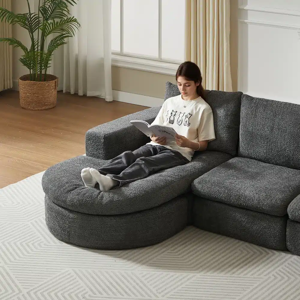 Kui Nurgadiivan chenille kangast, mugav ja kokkupandav, pakub hubast istumiskohta elutoas, lõpetab naine lõõgastavalt raamatu lugemise. Tumedashall chenille kangas lisab elegantse puudutuse, samal ajal kui pehme istumisosa tagab maksimaalse mugavuse. Diivan sobib ideaalselt kaasaegsesse interjööri heleda ruudulise vaiba ja helgete kardinate taustal, lisades ruumile hubast atmosfääri.