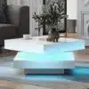 Diivanilaud LED valgustusega, pöörlev kandik, | E-pood Tootemaailm Diivanilaud LED valgustusega, pöörlev kandik, elegantse valge viimistlusega, kaasaegses elutoas, tumeda puidust põrandaga.