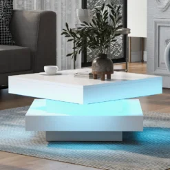 Diivanilaud LED valgustusega, pöörlev kandik, elegantse valge viimistlusega, kaasaegses elutoas, tumeda puidust põrandaga.