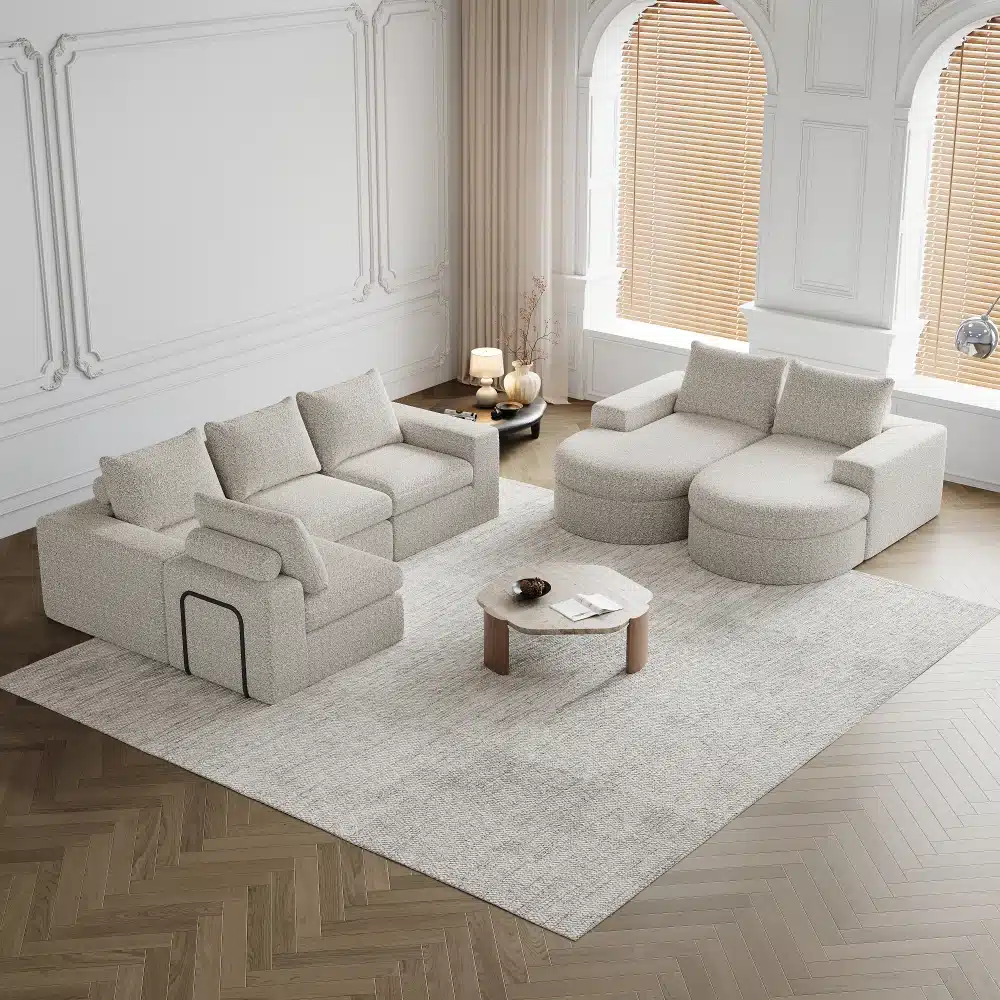 Elegantses elutoas asuv chenille kangast nurgadiivan, mis on mugav ja kokkupandav. Diivan on helehall ja harmoneerub kenasti pehmel vaibal, moodustades elegantse ja stiilse keskkonna.