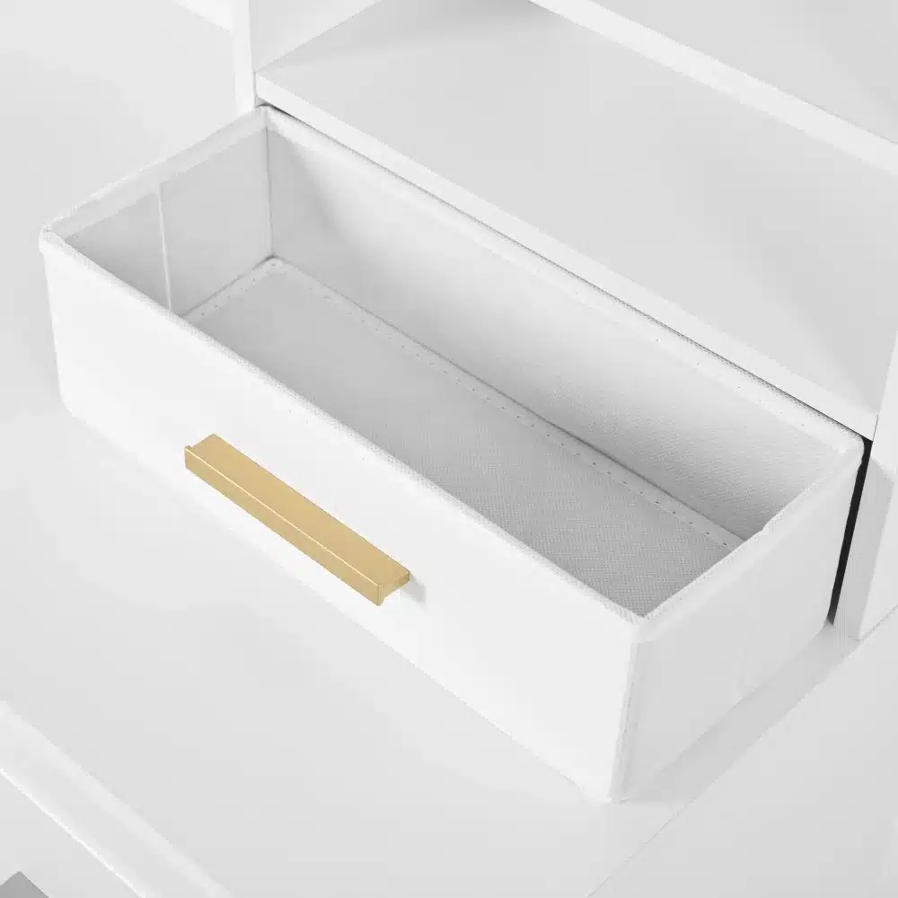 Valge meigilaua komplekti sahtel, millel on kuldne käepide, minimalistlik ja elegantne disain. See on osa Meigilaua komplektist LED peegliga ja mitme sahtliga, millel on valge viimistlus.