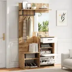 Esikukapp pingiga, mis on valmistatud naturaalses puidutoonis. Kappi kaunistab suur peegel ning sellel on kapiriiulid ja avar sahtel, mis mahutavad esemed. Konstruktsioon on asetatud elegantse valge seina ette, tuues esile kahevärvilise disaini.