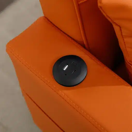 Diivanvoodi USB-pesaga ja topsihoidjatega väikestele tubadele | E-pood Tootemaailm Oranži nahkkattega diivanvoodi käetugi, millel on must USB-pesa ja topsihoidja, sobib ideaalselt väikestesse tubadesse.