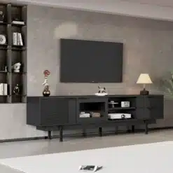 Stiilne must minimalistlik Tv-alus mõõtmetega 200x40x50,5cm, kaks praktilist sahtlit ning avatud riiulid modernses elutoas heleda seinapaneeli taustal.