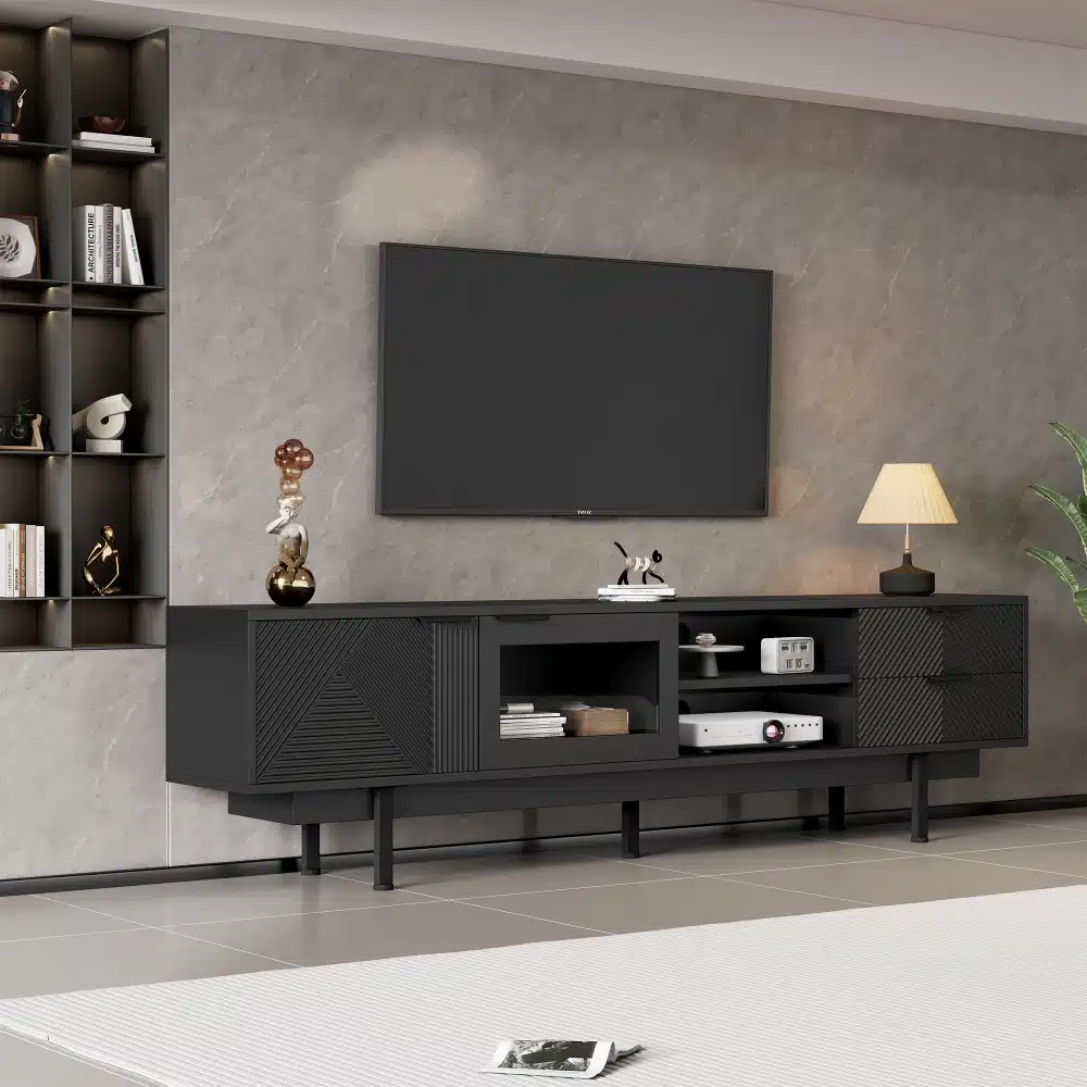 Must minimalistlik Tv-alus mõõtmetega 200x40x50,5cm kahe sahtli ja avatud riiulitega, riiulil tv-seadmed, vasakul seinal dekoratiivesemed, peal lambiga.