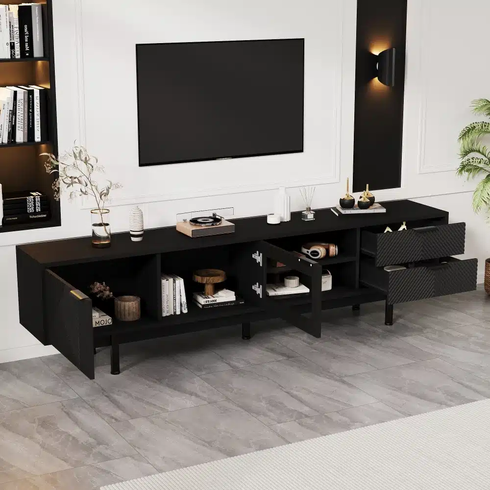 Elegantne must minimalistlik TV-alus mõõtmetega 200x40x50,5cm kahes sahtlis avatud ja kaetud riiulitega elutoas, mille taustal on valge sein ja vaip põrandal.