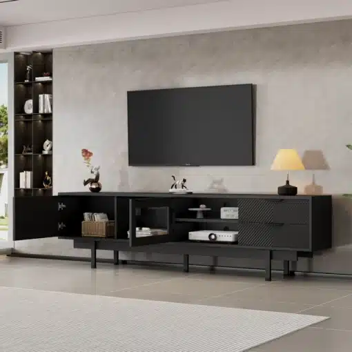 Tv-alus must minimalistlik 200x40x50,5cm, 2 sahtlit | E-pood Tootemaailm Must minimalistlik TV-alus mõõtmetega 200x40x50,5 cm, millel on kaks avatud ust ja kaks sahtlit. Alus on valmistatud siledast materjalist, millel on modernne disain. Alusel seisavad erinevad esemed ja see on paigutatud helehalli seinaga ruumi, millel on põrandale ulatuvad aknad.