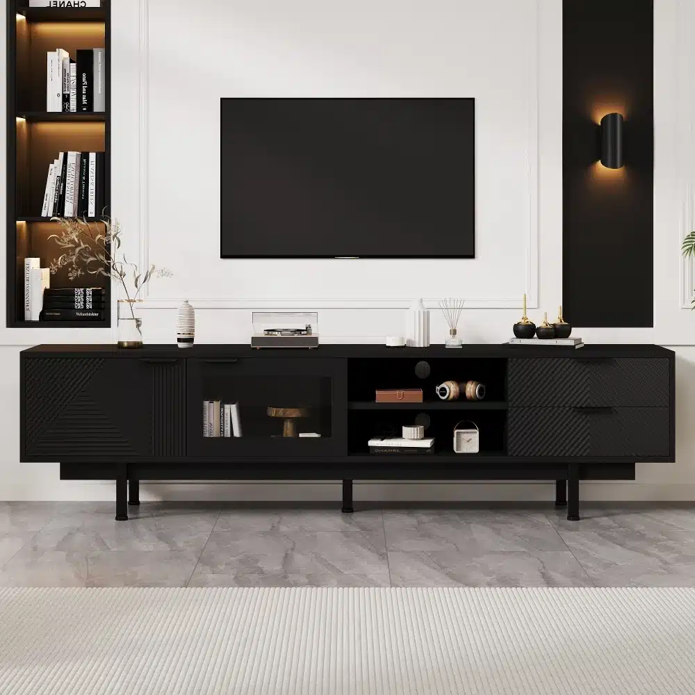 Must minimalistlik tv-alus, mõõtmetega 200x40x50,5cm, koos kahe sahtliga. Tv-alus on paigutatud elegantselt heledale elutoapõrandale, ümbritsetud kaasaegse seinadekoratsiooniga, mis loob kontrasti tumeda mööbliga.