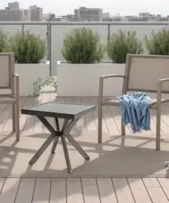 Kaunis ilmastikukindel alumiiniumist aialaud rõdul, beežil puidust terrassi taustal, ümbritsetud elegantsetest toolidest ja kaasaegsest linna siluetist.
