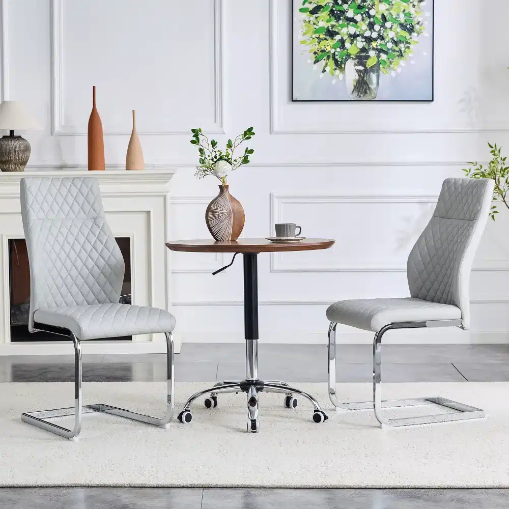Kaunid valged söögitoolid kõrge seljatoega, mis on elegantselt esile tõstetud kuldse raamiga, asetatud heleda vaiba taustale minimalistlikus interjööris.