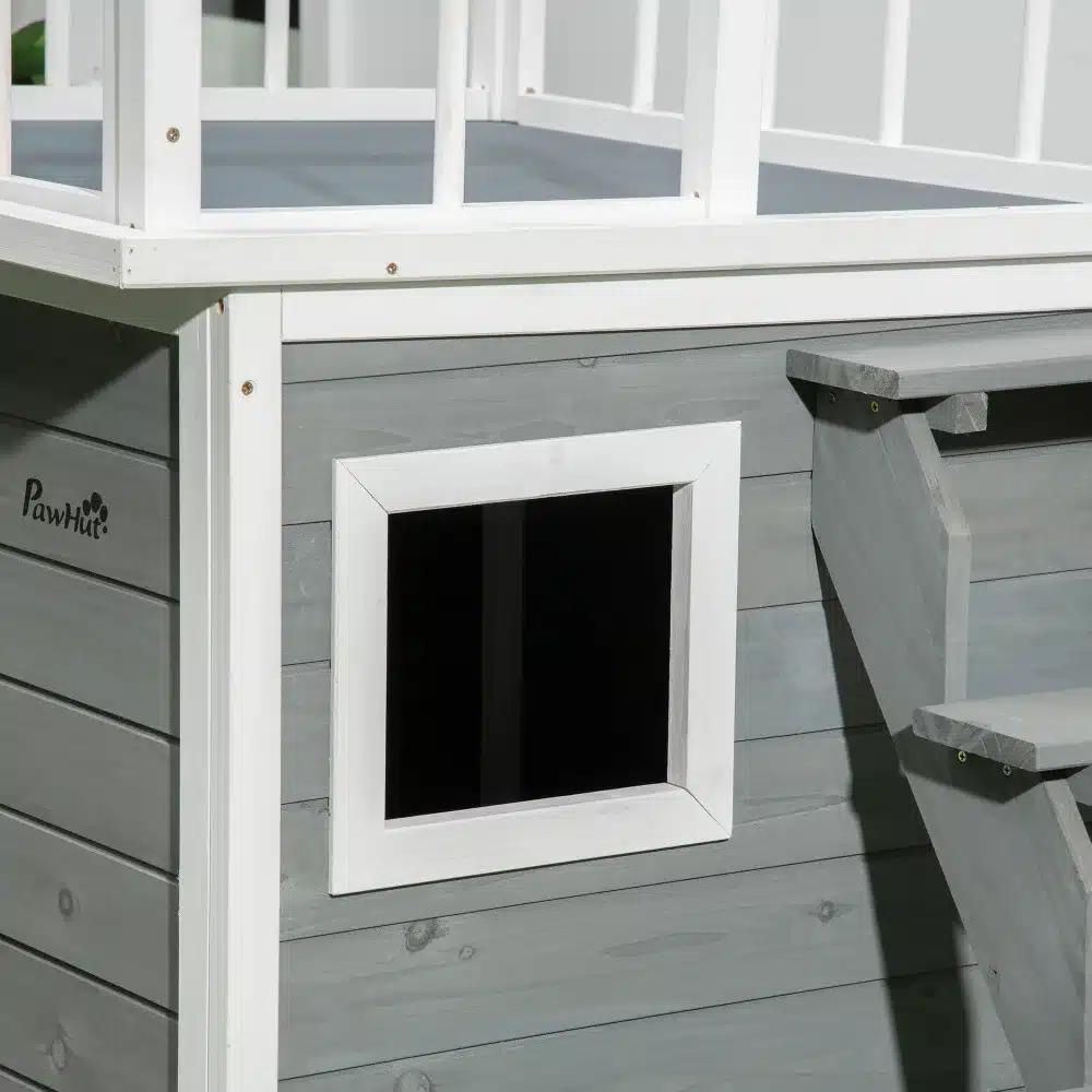 Hall kuusepuidust koerakuut suurtele koertele, millel on rõdu ja trepp. Kuut on ilmestatud valgete kaunistustega ning asub neutraalset värvi taustal.