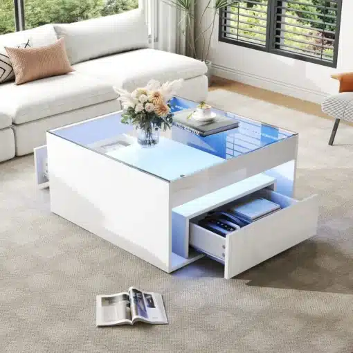 Kaasaegne diivanilaud LED-valgustusega valgendas elutoa interjööri, pakkudes kahel pool praktilisi sahtleid. Looduslik valgus toas, valge pehme diivan ja neutraalne vaip seavad elegantse, kuid funktsionaalse tooni.