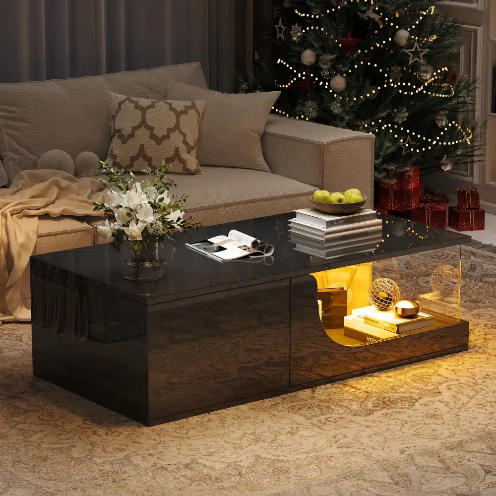 Elegantne must diivanilaud LED-valgustusega, kaks MDF klaasiga kaetud sahtlit, paiknemas hubases elutoas lillevaasi ja raamatutega kaetuna.