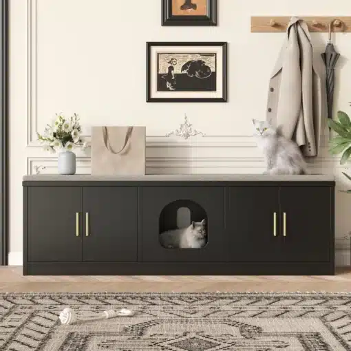Kassi kapp kraapimispostiga ja ventilatsiooniga 140x40x45 cm | E-pood Tootemaailm Stiilne must kassi kapp kraapimispostiga esikus, mille peal istub hall kass. Kapi keskel on ovaalne avaus, kus teine kass puhkab. Kapi ümber on elegantne seinakaunistus ja ees mustriga vaip.