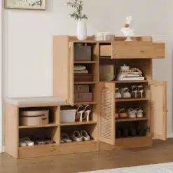 Pilt Kingakapp 3 rotanguksega, sahtliga, 142 cm. Kvaliteetne puidust kapp pehme istumispadjaga, rotanguks esteetika ja praktiliste riiulitega, ideaalne modernse esiku täiustamiseks.
