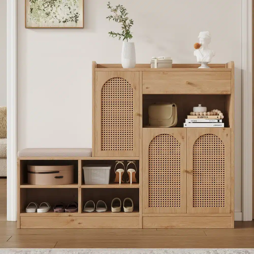 Naturaalne puidust kingakapp kolme rotangpunutisest ukse, ühe sahtli ja mitmete riiulitega. Elegantne 142 cm kõrgune kapp paikneb valgusküllases esikus, mille tagaseinal on kaasaegne kunstiteos ja kapi peal dekoratiivsed esemed.