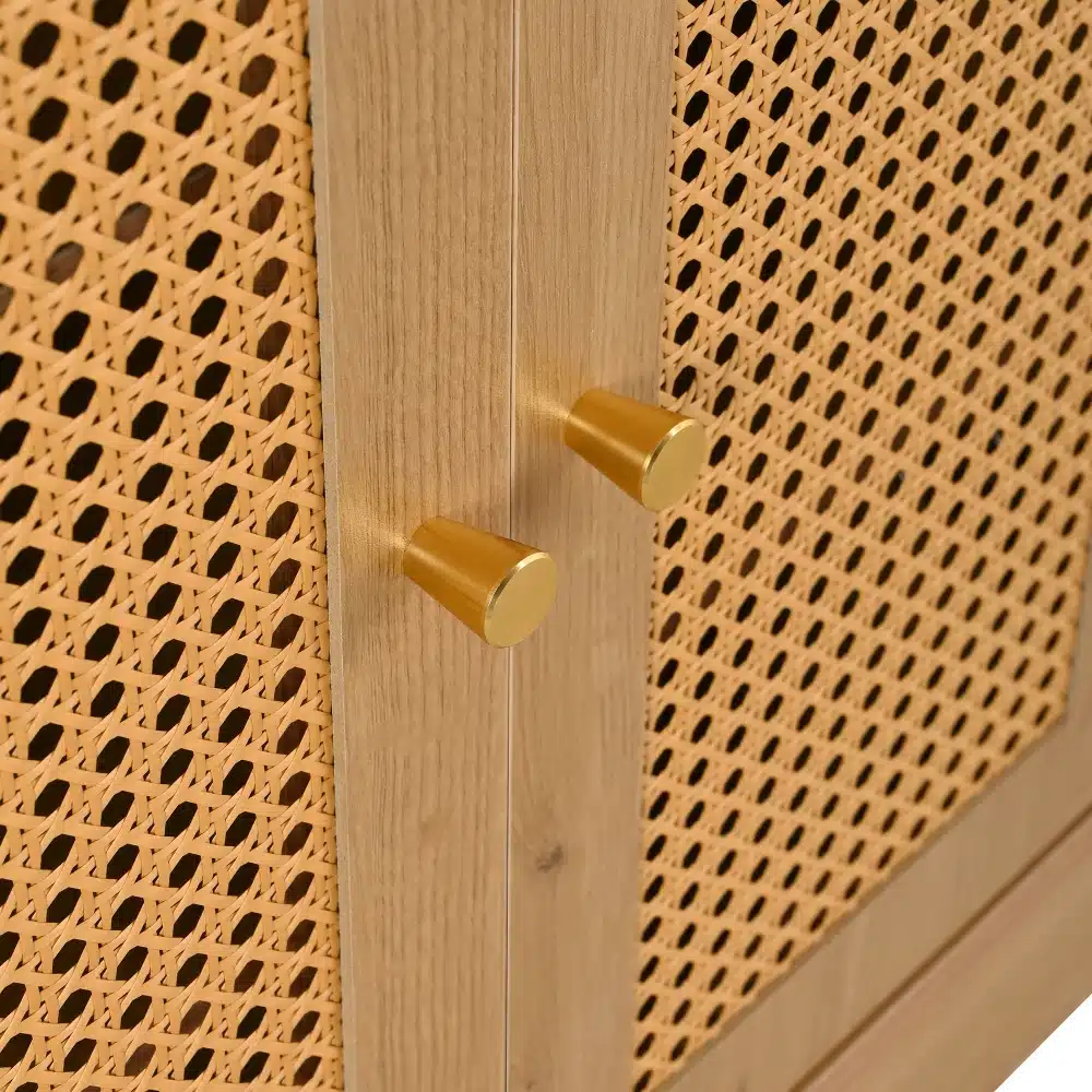 Kingakapp 3 rotanguksega puidust, esikülg kahe kuldse käepidemega, esiplaanil heledast puidust raam ja rotangist uksepaneelid.
