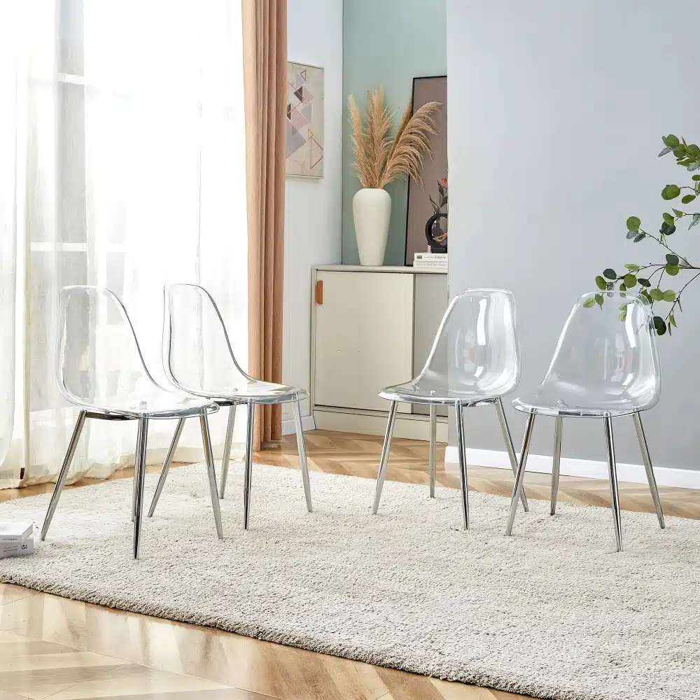 Söögitoolide komplekt 4 tk läbipaistevad, läbipaistvad plastist istmed, kroomitud metalljalad, heledad seinad ja vaip, kaasaegne interjöör.