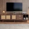 TV-alus MDF puidust, rotangiga, 190 cm, 75-tollisele | E-pood Tootemaailm TV-alus MDF puidust rotangiga, pruun, ruumikas, sobib ideaalselt 75-tollisele televiisorile, tänapäevases elutoas, neutraalse tooniga seinte ja peene vaibaga kaunistatud.