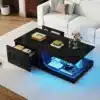 Diivanilaud LED-valgustusega, must, 2 sahtlit, MDF klaas | E-pood Tootemaailm Must diivanilaud LED-valgustusega, mille klaasist pind ja MDF materjaliga korpus on elegantselt paigutatud heledal vaibal heledas elutoas. Laud sisaldab kahte sahtlit ja sinise tooniga valgustust, mis täiendavad moodsa disaini esteetikat.