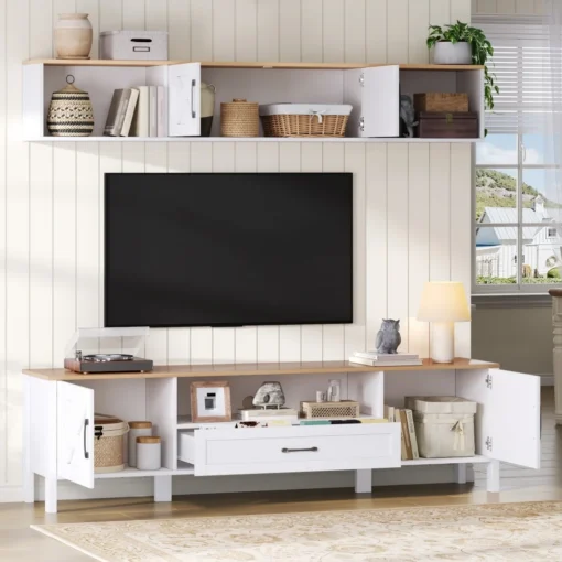 Tv-alus komplekt seinale, 2-osaline, sobib kuni 80-tollisele | E-pood Tootemaailm Elegantselt paigaldatud Tv-alus komplekt seinale, 2-osaline, sobiv kuni 80-tollisele telerile. Komplekt on valget värvi puidu ja avatud riiulitega, mis sobitub hästi helepruuni interjööriga elutoas. Täidetud korvide ja dekoratiivesemetega, paistab päikseline aken taustal.