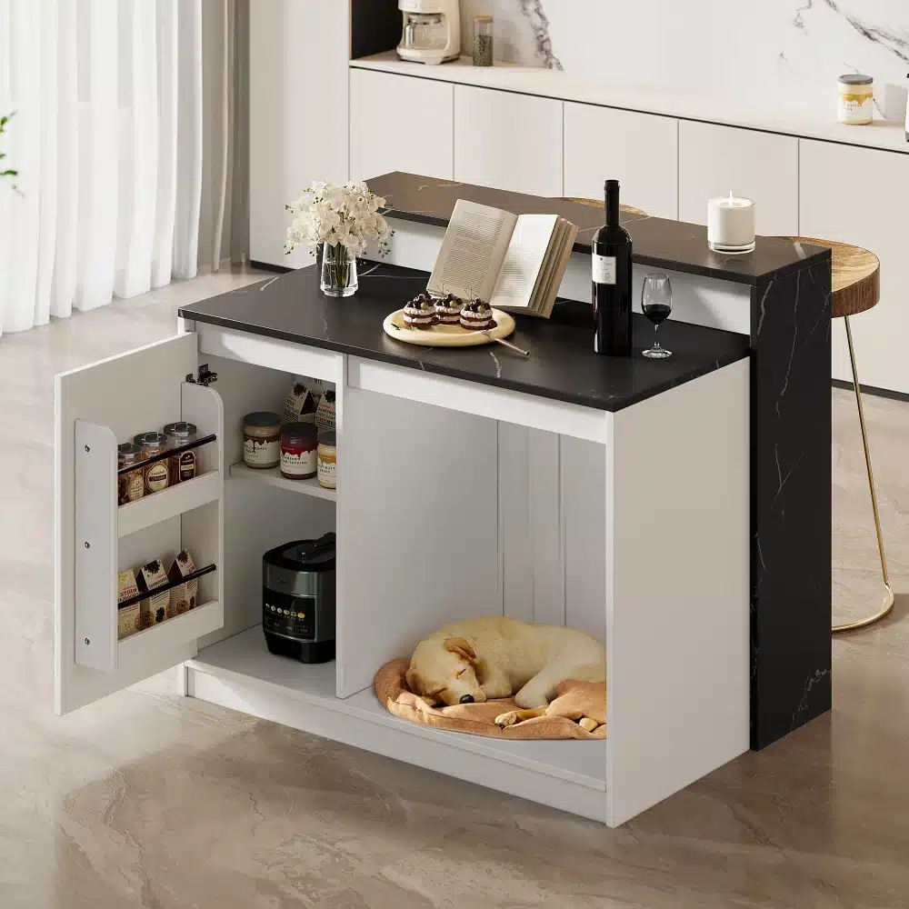 Köögisaar hommikusöögilauaga, valge-must marmor 120x80, millel on avatud uksega kapp delikatesside ja köögitarvikutega, peal lilleseade, veinipudel ja magustoidud, taustal elegantne köögisisustus.