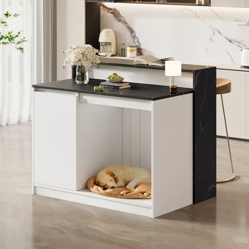 Valge ja musta marmoriga köögisaar hommikusöögilauaga, mõõtudega 120x80, modernses köögis. Saarel on elegantne lame pind, millel on vase ja valgete lillede vaas, hõbedane taldrik rohelistel õuntel ning laatmas aroomilamp. Taustal on näha marmorilaigud ja minimalistlik köögidisain.