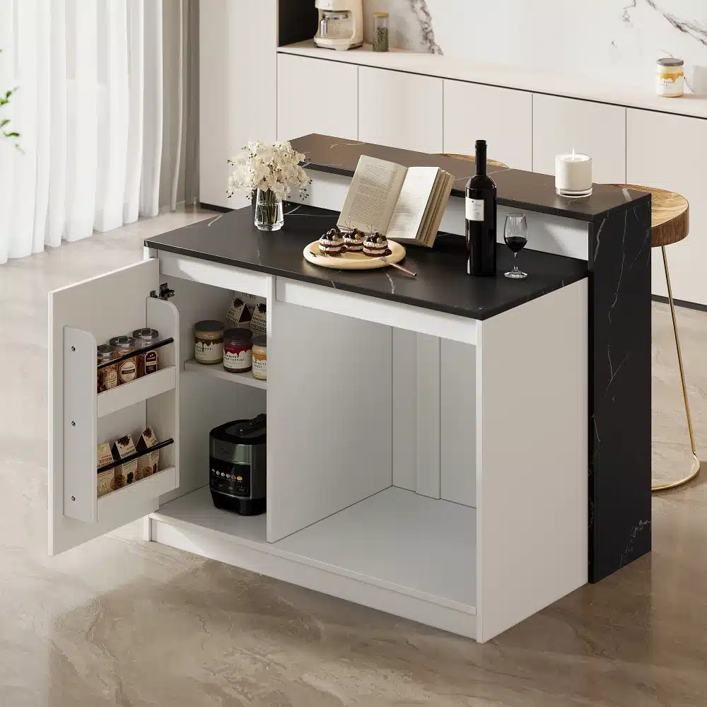 Elegantselt kujundatud köögisaar hommikusöögilauaga, valge-must marmorist pinnaga mõõtmetega 120x80, kohal avatud kapp vürtsipurkide, segisti ja veini serveerimiseks modernses köögis valgusküllaste kardinate taustal.