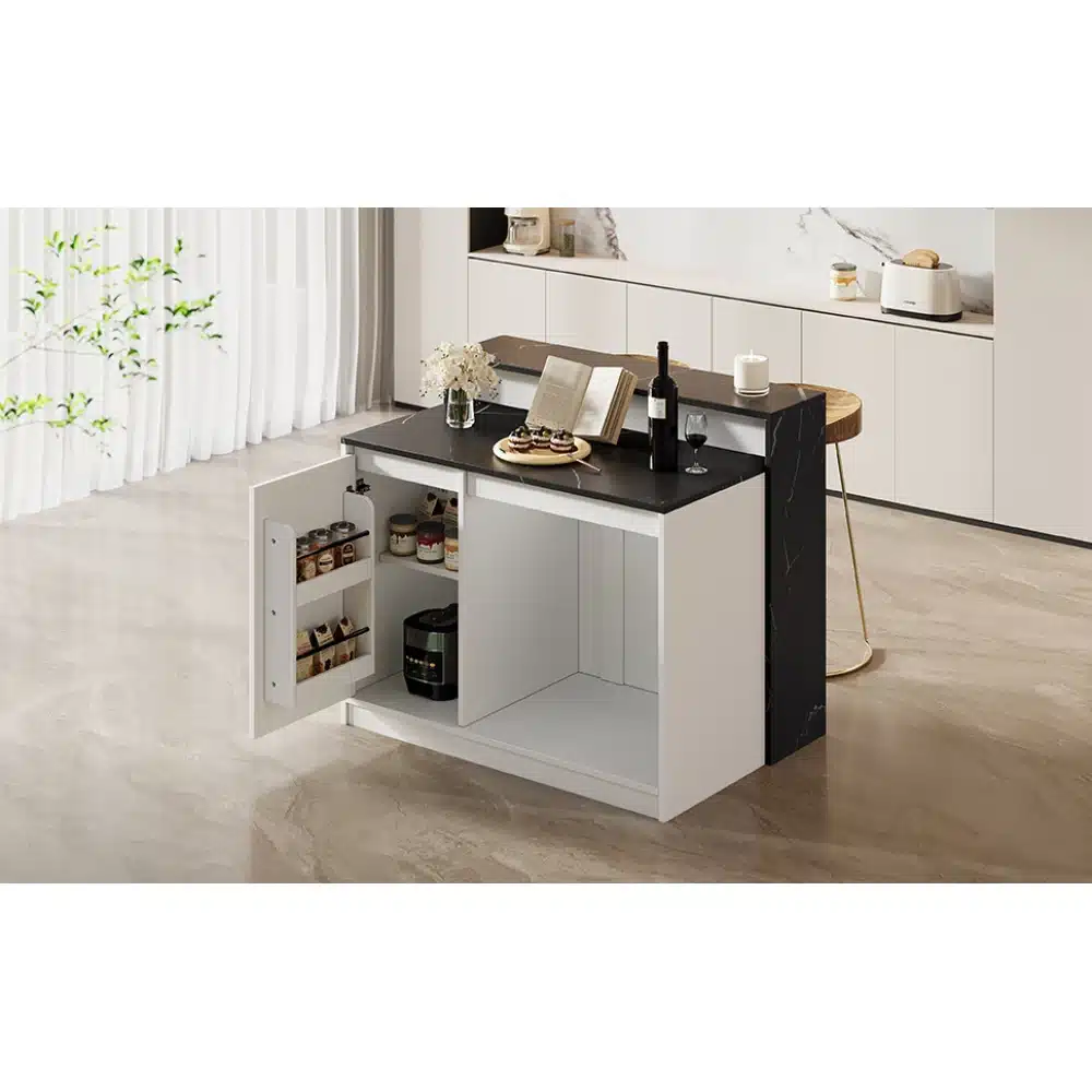 Valge-musta marmoriga köögisaar hommikusöögilauaga, millel on avatud kapp uste taga, mitmesuguste tarvikutega. Modernse köögi taustal, valgusküllases ruumis elegantne marmorviimistlus.