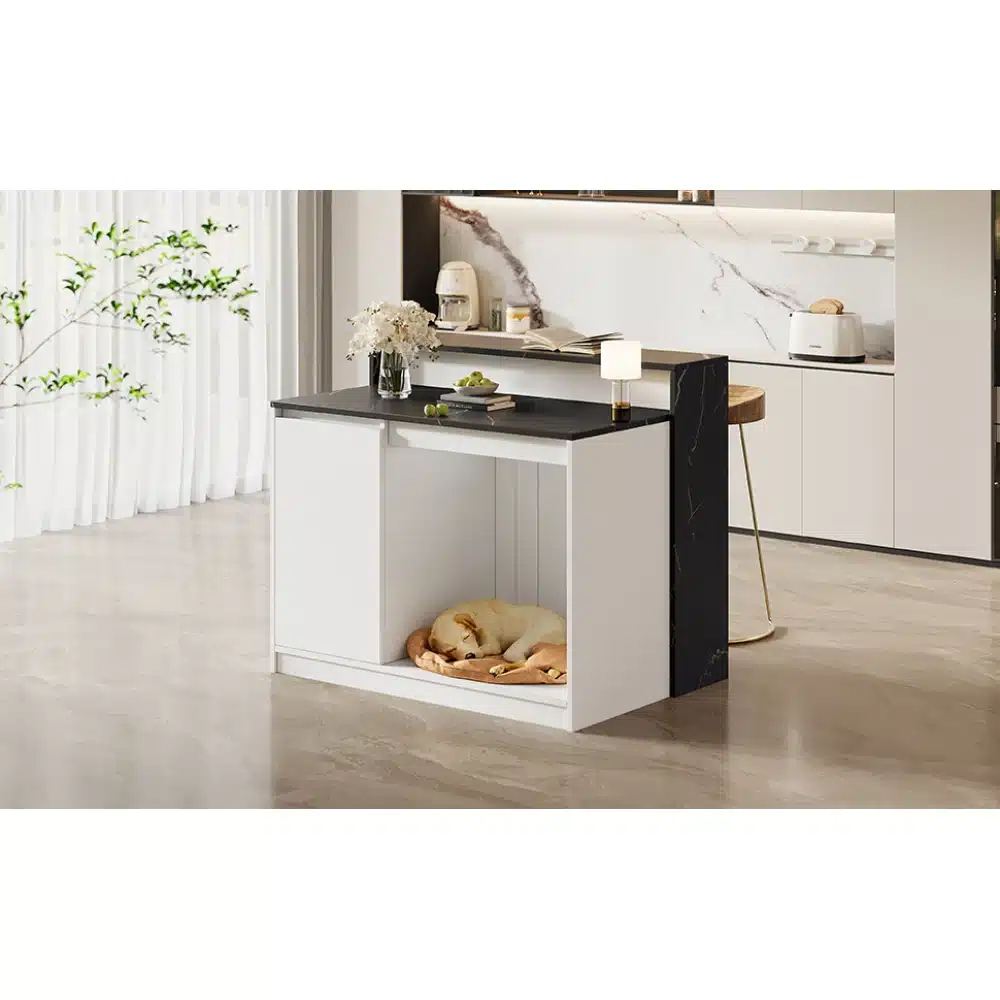 Köögisaar hommikusöögilauaga, valge-must marmor 120x80, elegantse marmorist tööpinnaga, mille all on vaikne lemmikloomanurk, asub valgusküllases ja modernses köögis. Taustal on kardinad ning köögikapid.