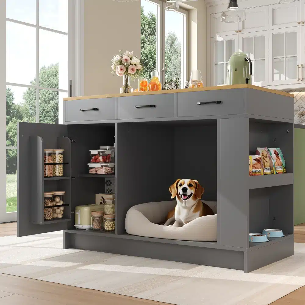 Köögisaar hommikusöögilauaga, valge-must marmor 120x80 hallide kappidega. Köögisaarel on mitu kapiosa, avatud riiulil koer ja mõned toidukarbid, taustal aknad.