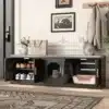 Kassi kapp kraapimispostiga ja ventilatsiooniga 140x40x45 cm | E-pood Tootemaailm Stiilne must kassi kapp kraapimispostiga ja ventilatsiooniga. Kapis on mitu sektsiooni jalatsite, kassi peidupaiga ja liivakasti jaoks. See asub esikus, seinaga kaunistatud taustal, millel on pildid ja karva riputatud mantel.